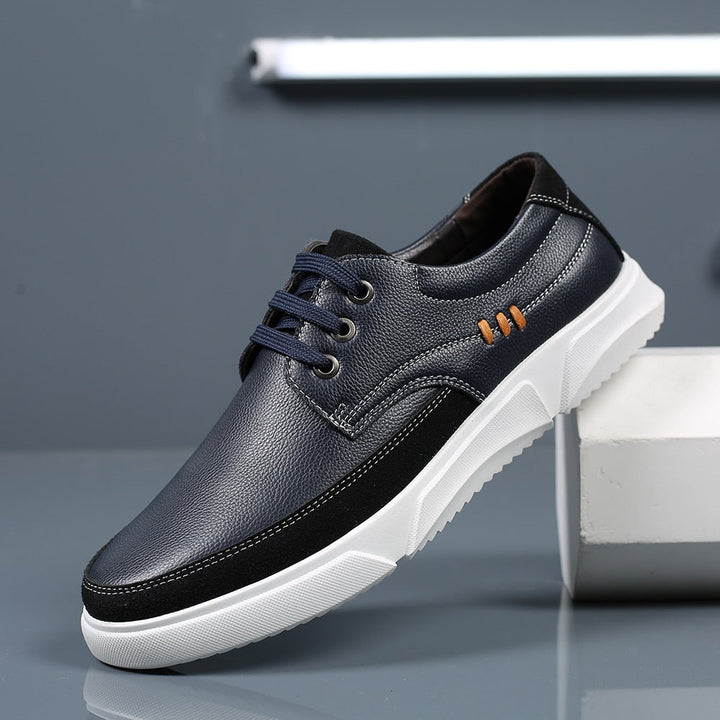 Scarpe eleganti uomo Oxford classiche, nere e lucide, con lacci. Essenziali per look da cerimonia e occasioni formali.