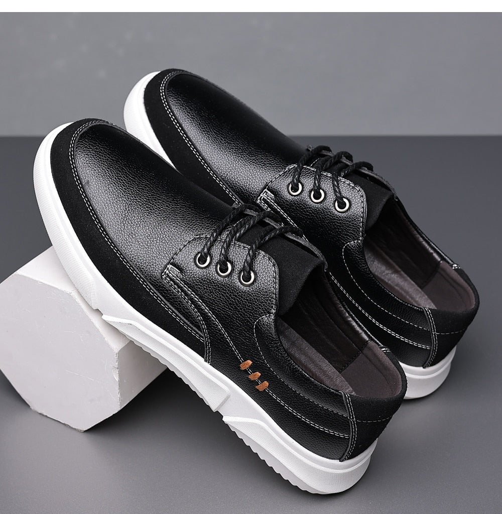 Dettaglio ravvicinato di scarpe Oxford uomo nere, lacci precisi e finitura lucida, per uno stile elegante formale.