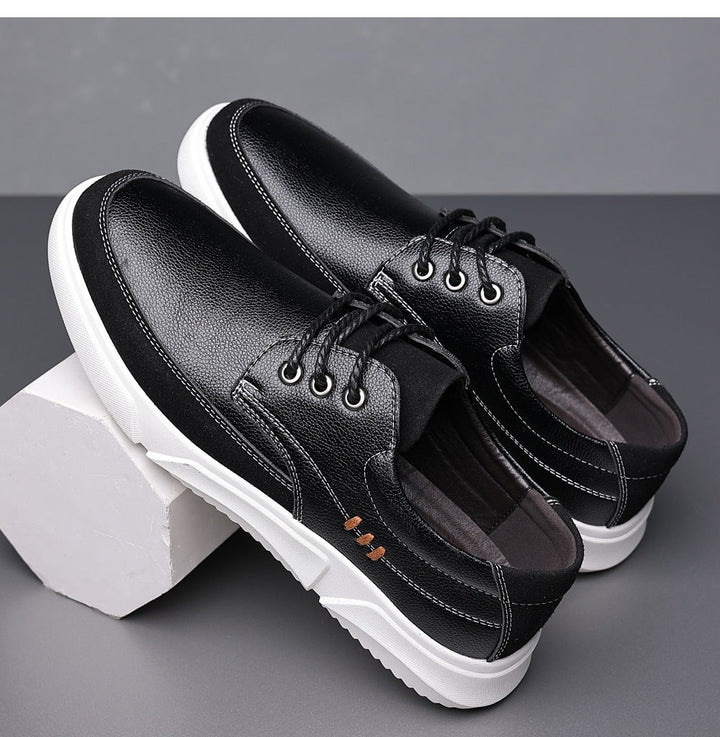 Dettaglio ravvicinato di scarpe Oxford uomo nere, lacci precisi e finitura lucida, per uno stile elegante formale.