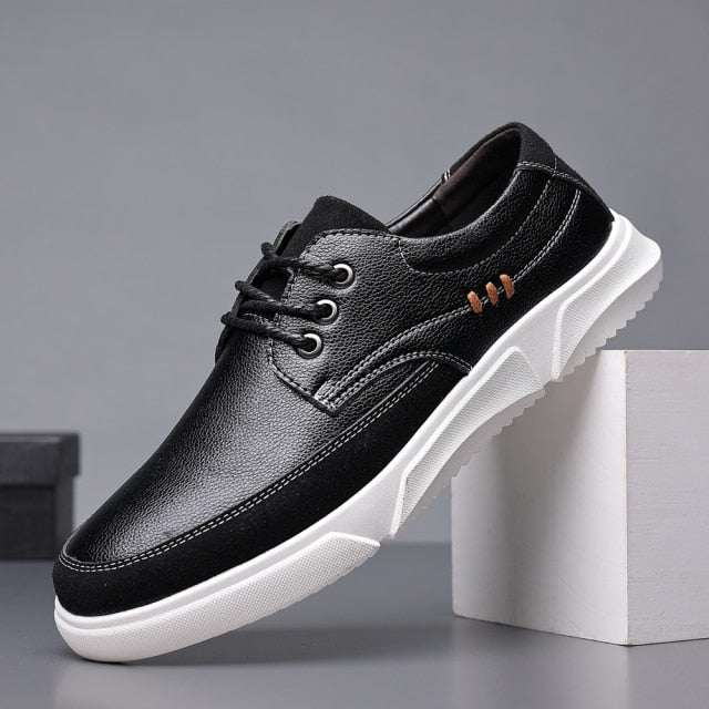 Calzatura uomo Oxford, classica ed elegante, con finitura lucida e lacci. Perfetta per completi formali da ufficio.