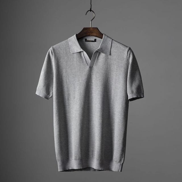 Polo uomo slim fit traspirante a manica corta, ideale per un look estivo casual ed elegante con massimo comfort.
