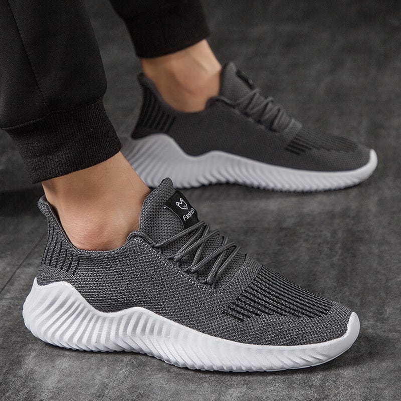 Sneakers uomo traspiranti e ultra leggere con design slip-on. Perfette scarpe casual per comfort e stile.