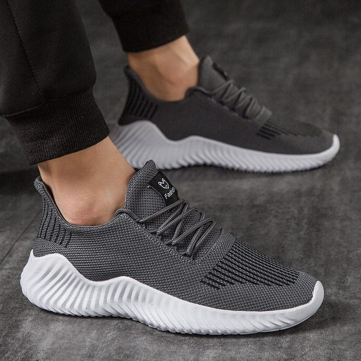 Sneakers uomo traspiranti e ultra leggere con design slip-on. Perfette scarpe casual per comfort e stile.