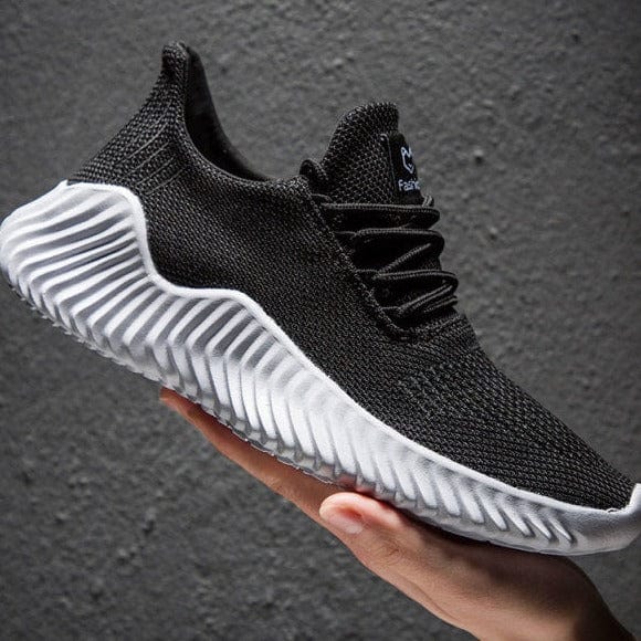 Sneakers uomo slip-on nere, comode e traspiranti. Ideali per il passeggio quotidiano e un look casual.
