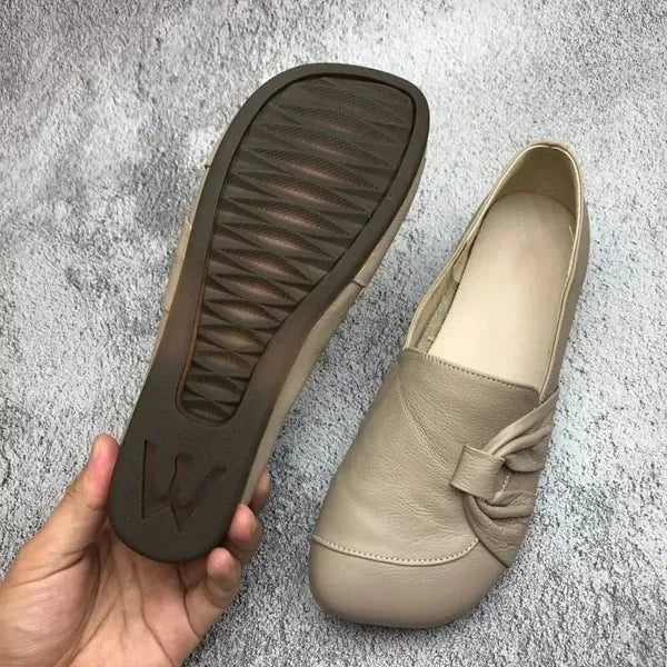 Calzature comfort ortopediche da donna, disponibili in nero, beige e marrone, con supporto plantare ergonomico.