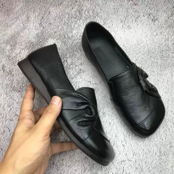Scarpe ortopediche da donna nere, offrono comfort e supporto plantare per il benessere dei piedi durante il passeggio.