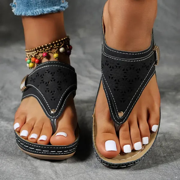 Eleganti sandali slip-on ortopedici da donna. Perfetti per l'estate, offrono comfort e supporto per viaggi e look casual.