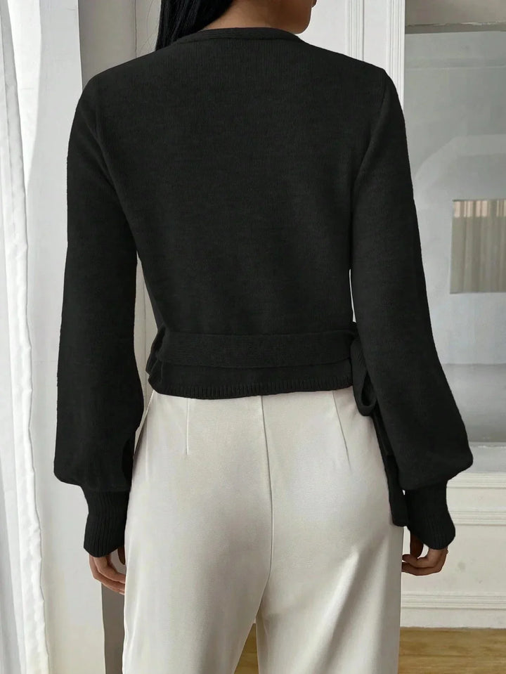 Elegante maglione avvolgente da donna con maniche a sbuffo, un must-have moderno per l'abbigliamento femminile di moda.