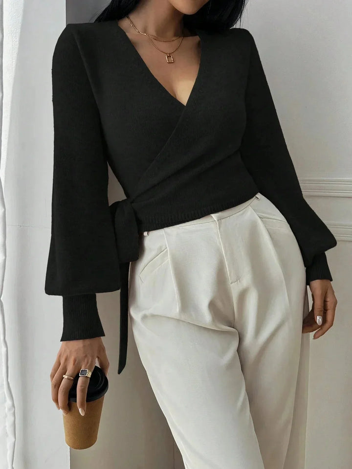 Maglione donna avvolgente chic con maniche a sbuffo, ideale per la moda autunnale. Eleganza moderna e comfort.