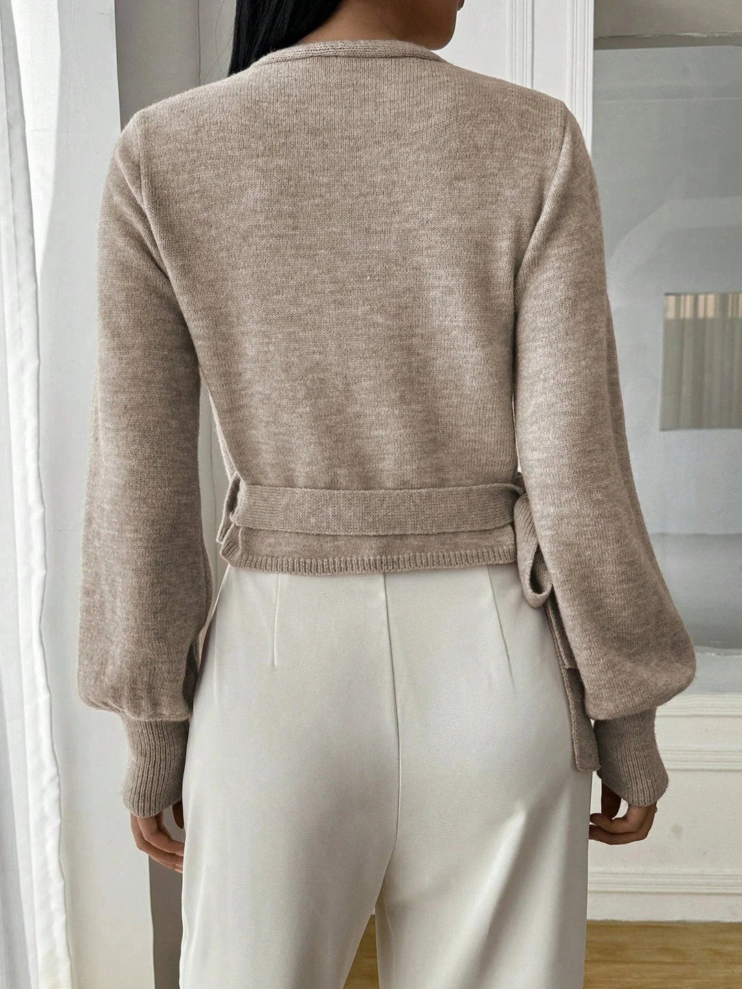 Maglione donna moderno e versatile, stile avvolgente con maniche a sbuffo. Ideale per abbigliamento femminile chic.