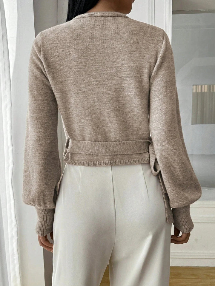 Maglione donna moderno e versatile, stile avvolgente con maniche a sbuffo. Ideale per abbigliamento femminile chic.