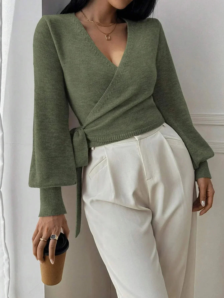 Maglione donna avvolgente con maniche a sbuffo, stile moderno ed elegante. Ideale per un outfit chic e confortevole.