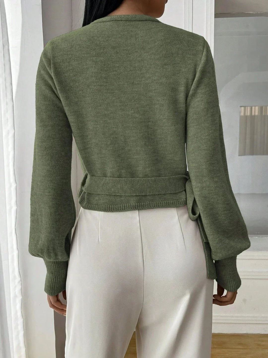Maglione avvolgente femminile con maniche a sbuffo, un capo moderno e chic per un abbigliamento da donna sofisticato.