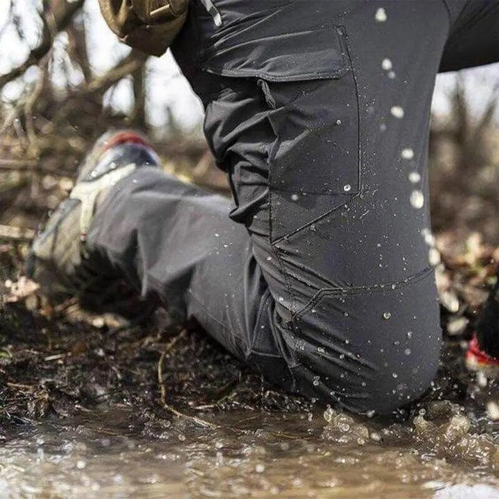 Dettaglio tessuto pantaloni tattici uomo, impermeabili e resistenti per durare in ogni avventura outdoor.