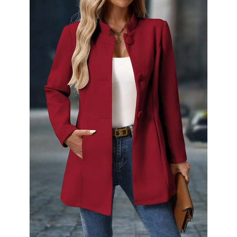 Dettaglio collo alto e linea sfiancata di un cappotto donna. Stile moda autunno/inverno, elegante e versatile.