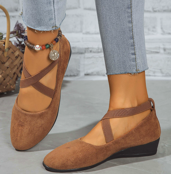 Moderne ballerine donna con zeppa chiusa. Design elegante e versatile, ideali per ogni occasione, in vari colori.