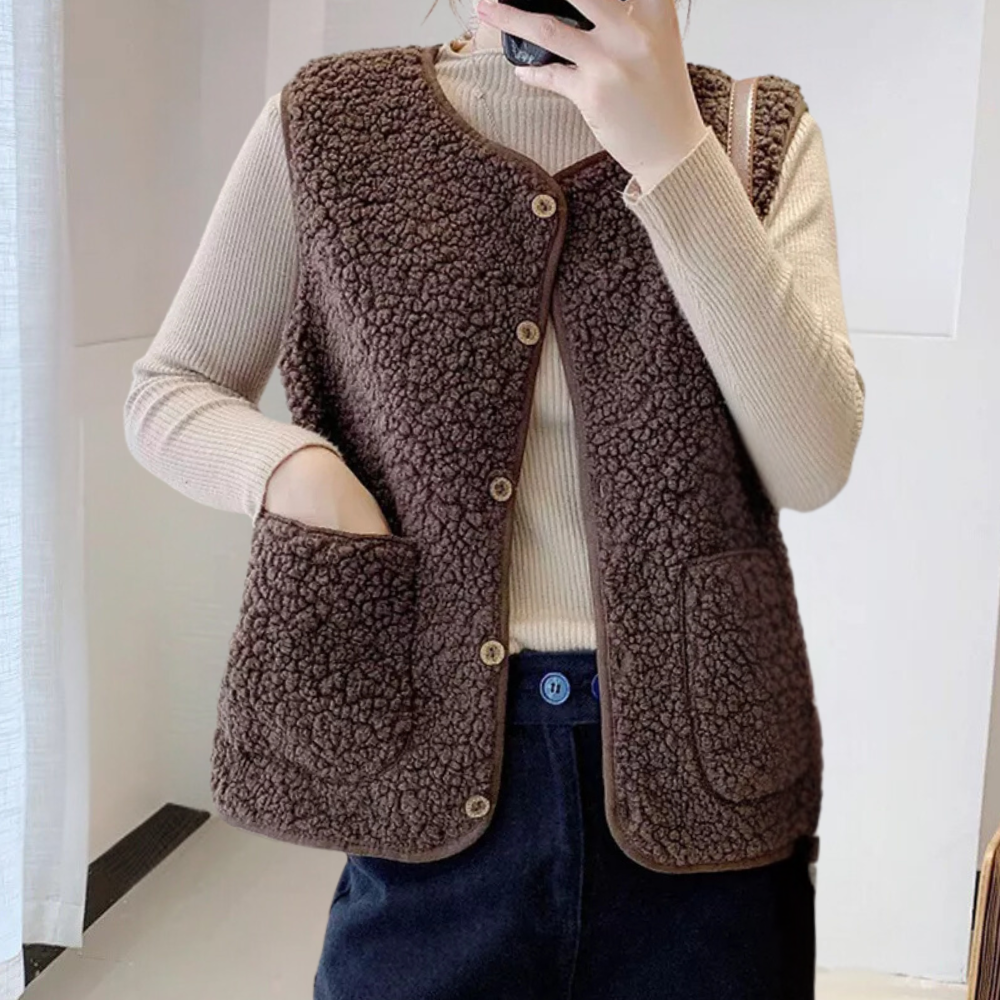 Gilet in sherpa da donna, color beige, con eleganti bottoni, ideale per stratificazioni casual e comode.