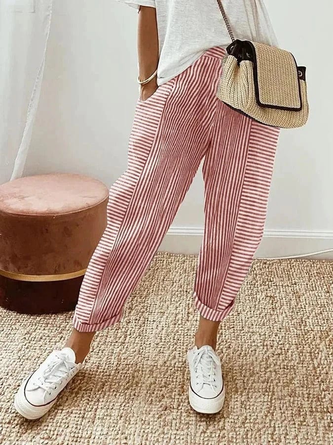 Abbigliamento uomo: pantaloni a righe sottili, taglio dritto, per un look casual-chic comodo e di tendenza.
