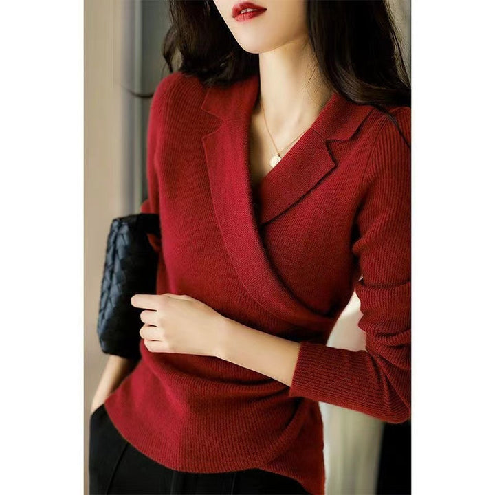 Abbigliamento donna: maglione blu aderente, collo Peter Pan, asimmetrico, ideale per moda casual.