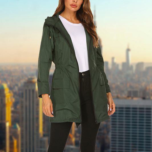 Giacca antipioggia da donna, impermeabile e leggera, ideale per un outfit casual e moderno.