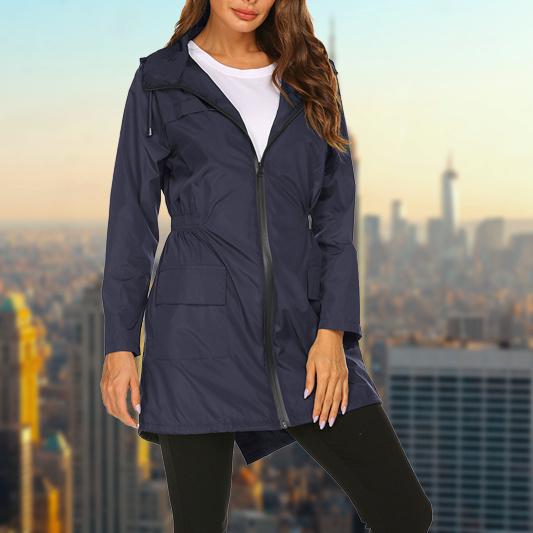 Giacca antipioggia impermeabile da donna, comfort e stile per outfit casual.