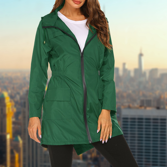 Giacca antipioggia donna che offre comfort e protezione, perfetta per giornate umide.