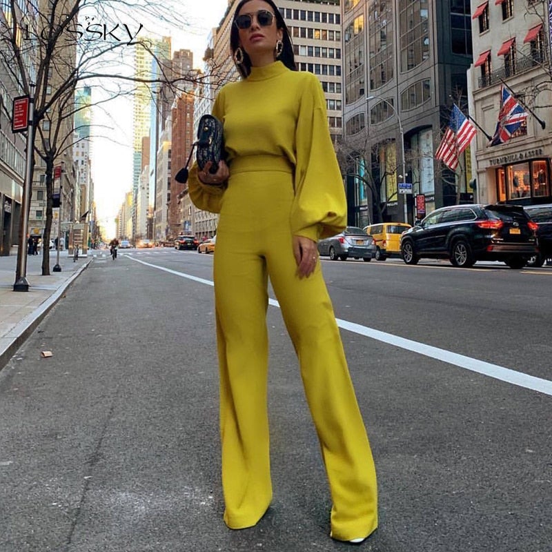 Tuta elegante da donna con colletto in piedi. Perfetta per look sofisticato e abbigliamento formale.