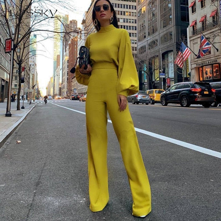 Tuta elegante da donna con colletto in piedi. Perfetta per look sofisticato e abbigliamento formale.