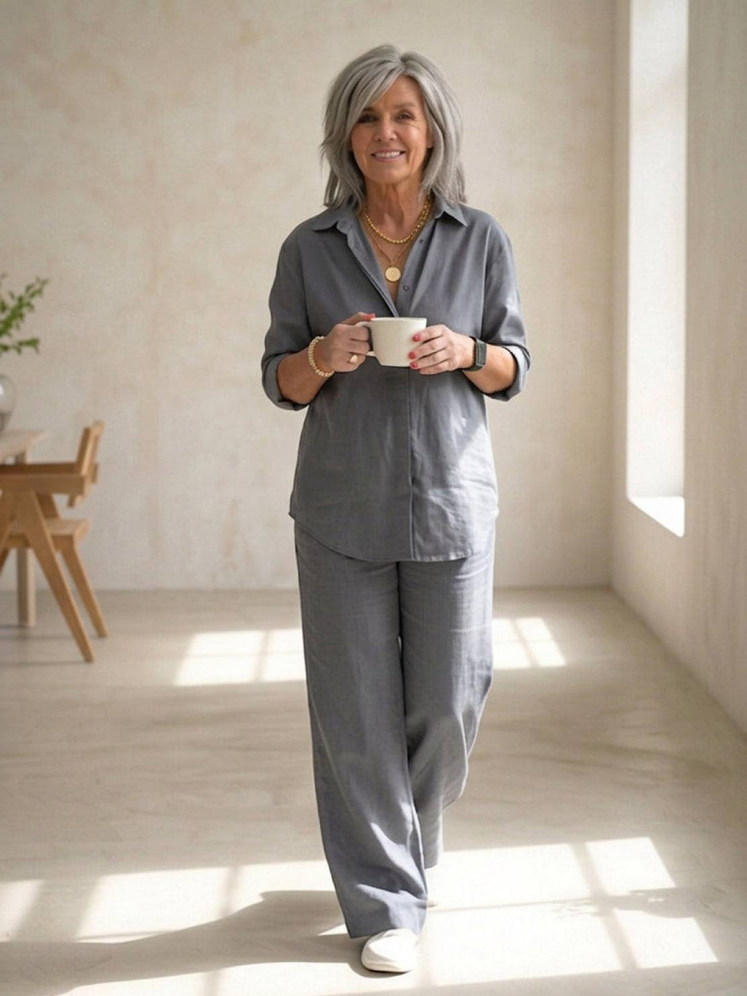 Completo donna casual chic, camicia e pantaloni ampi. Abbigliamento fluido per l'estate.