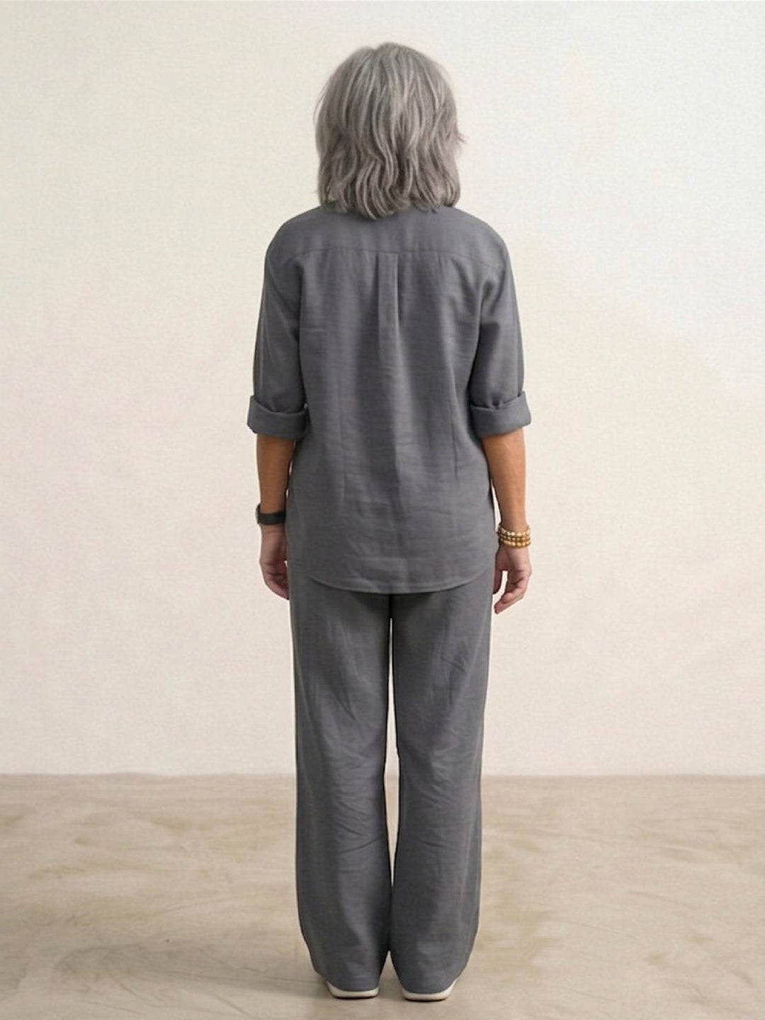 Completo donna elegante e confortevole: camicia e pantaloni ampi.