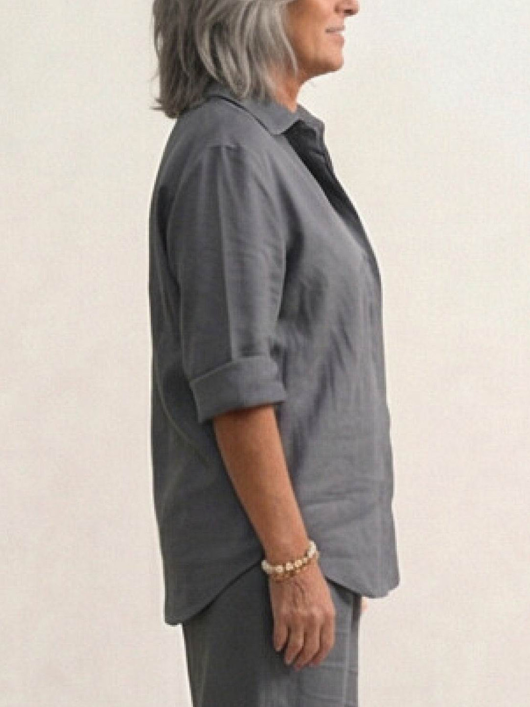 Moda estiva donna: set camicia e pantaloni ampi. Ideale per un look fresco e alla moda.