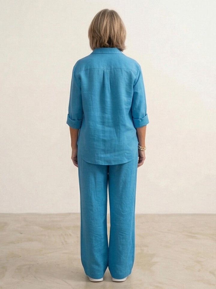 Completo donna elegante, camicia e pantaloni ampi. Look estivo fluido e raffinato.