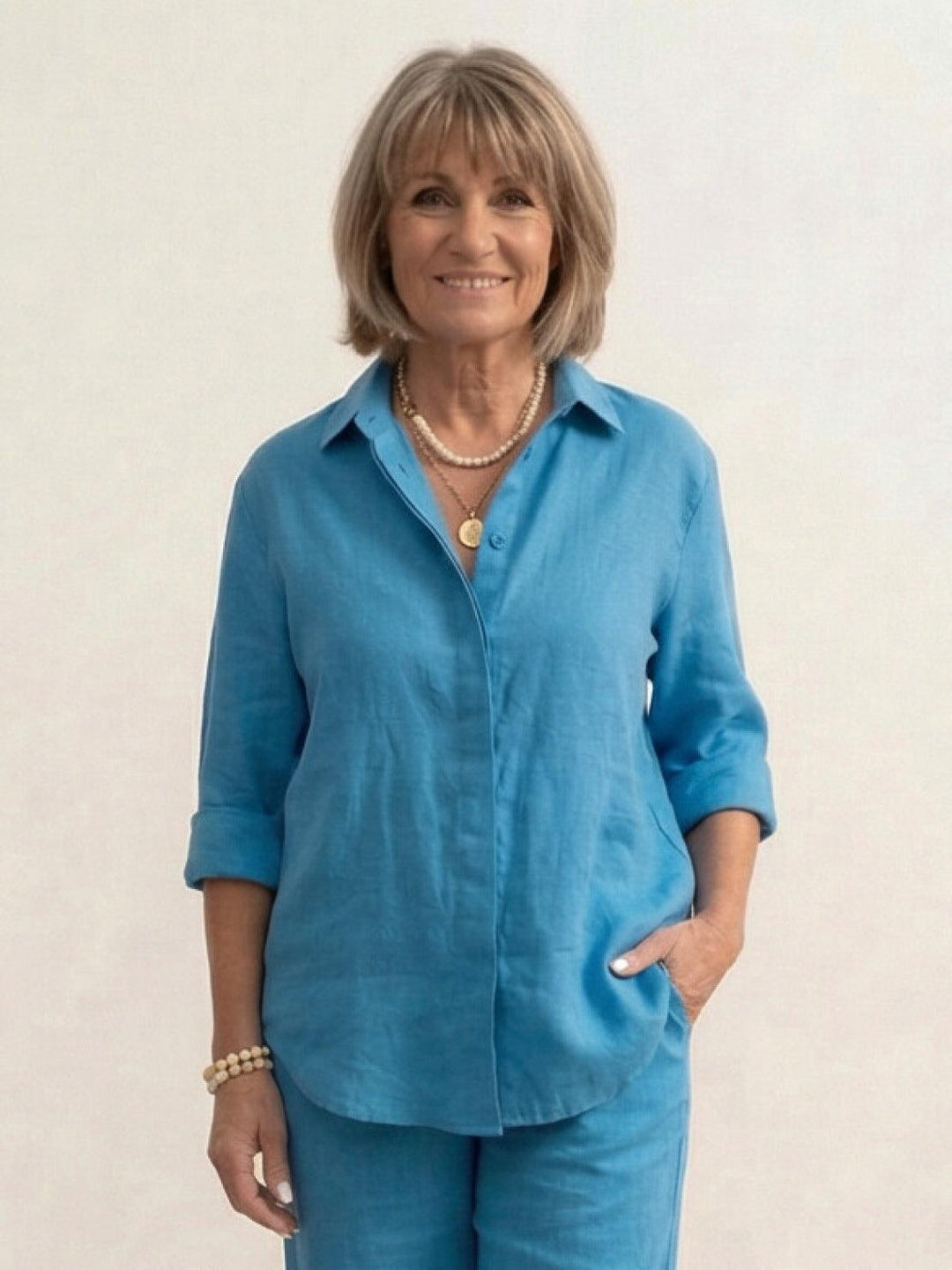 Completo donna casual chic, camicia e pantaloni ampi. Perfetto per la moda estiva.