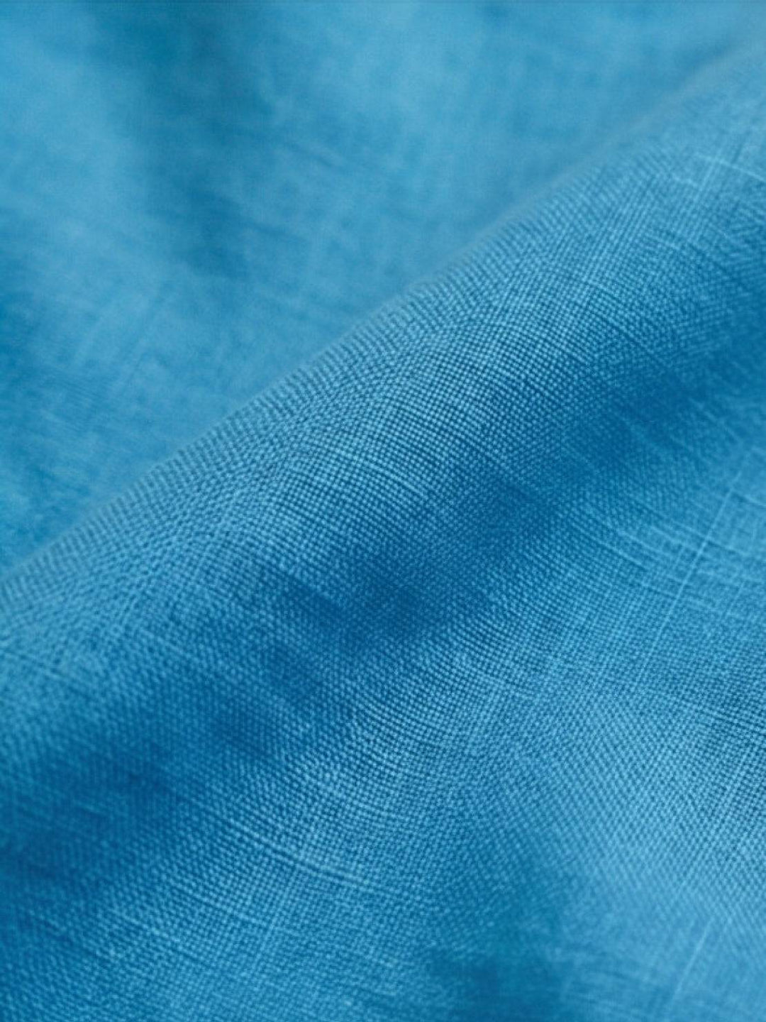 Camicia e pantaloni ampi, completo donna per un'eleganza fluida e contemporanea.