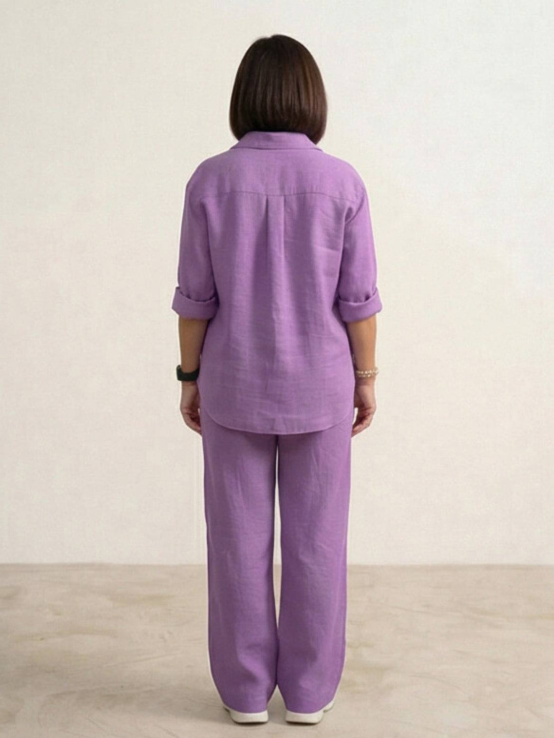 Completo donna versatile, camicia e pantaloni ampi. Abbigliamento fluido per il giorno e la sera.