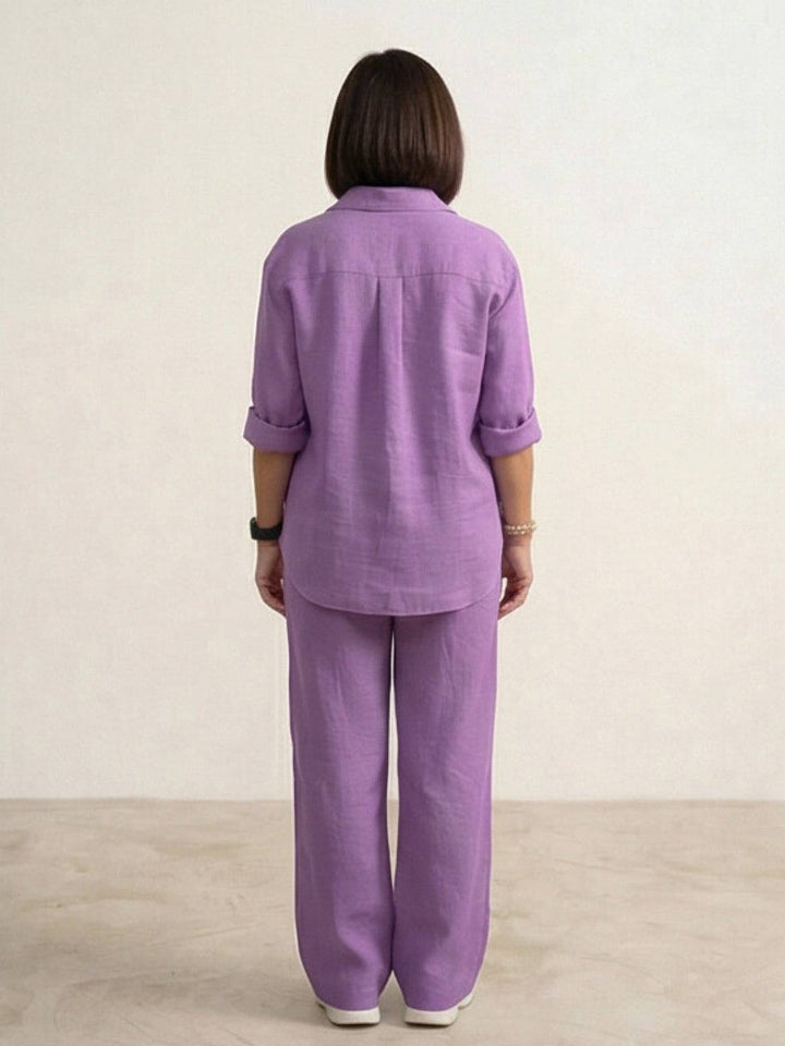 Completo donna versatile, camicia e pantaloni ampi. Abbigliamento fluido per il giorno e la sera.