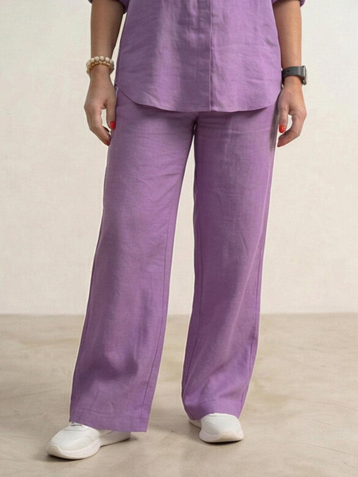 Moda donna estiva: camicia e pantaloni ampi, completo fluido.