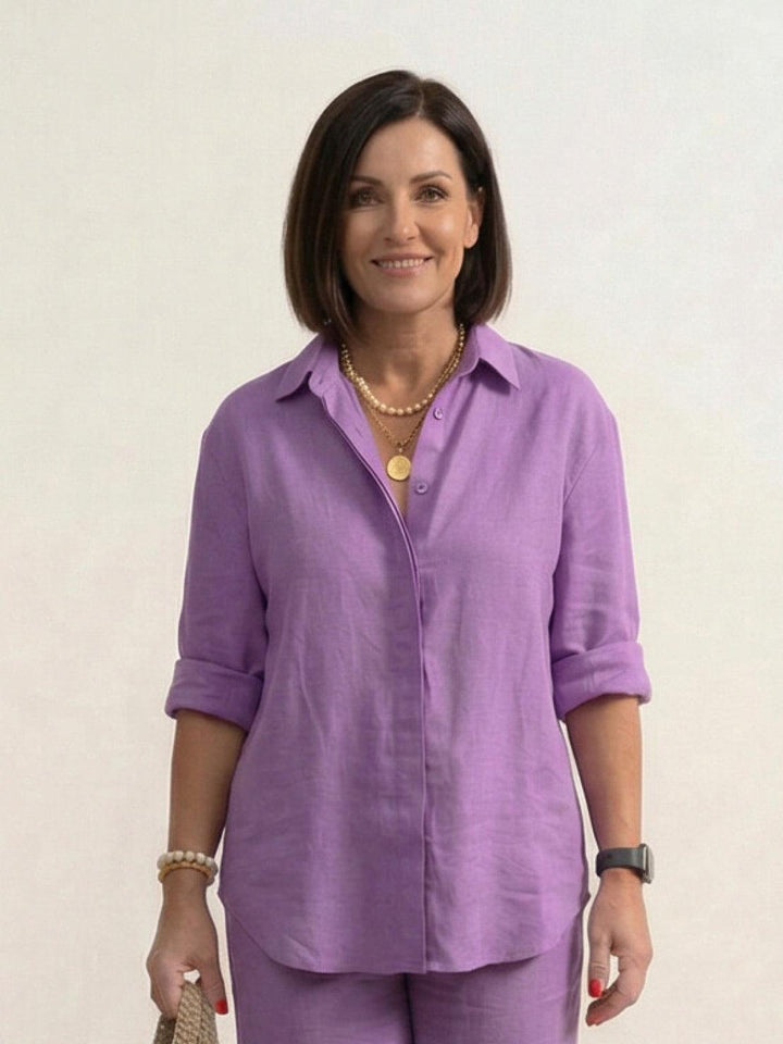 Completo donna chic per l'estate, camicia e pantaloni ampi. Abbigliamento fluido.