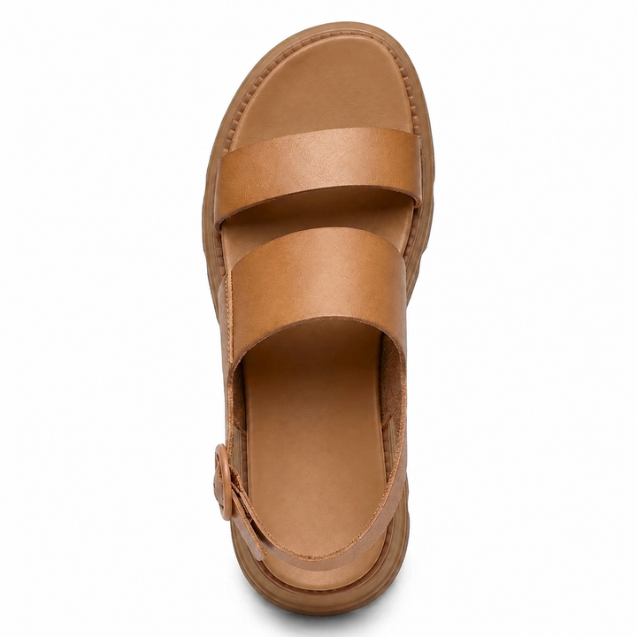 Dettaglio fibbia su sandali platform donna. Scarpe estive casual e comode, perfette per un tocco di moda.