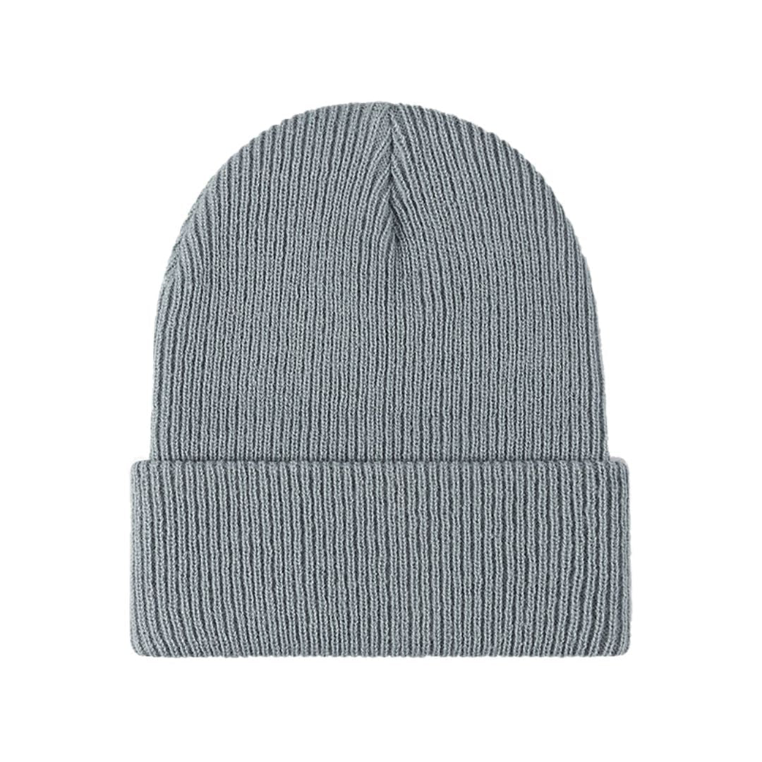 Elegante cappello lavorato a maglia da uomo con design a costine, un accessorio moda per il freddo.