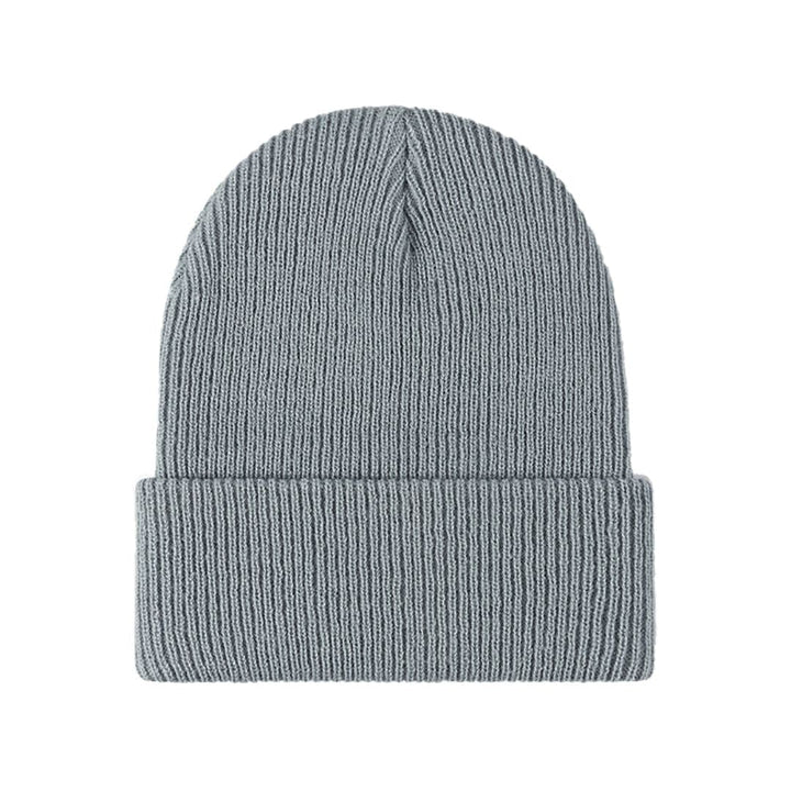 Elegante cappello lavorato a maglia da uomo con design a costine, un accessorio moda per il freddo.