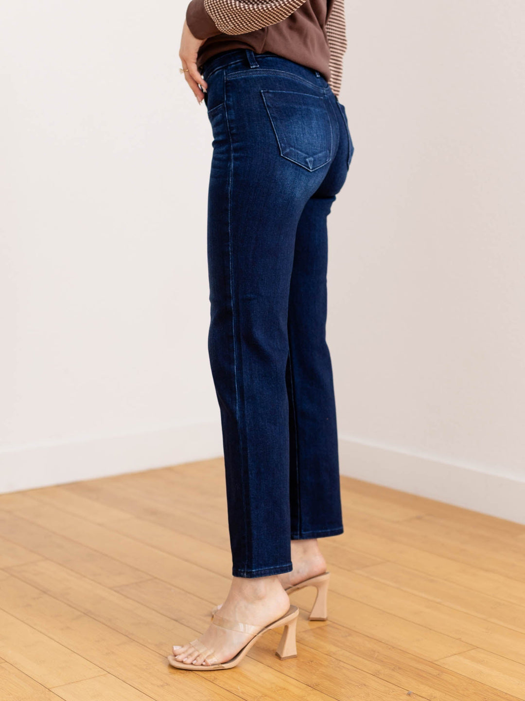 Pantalone jeans donna a gamba dritta e vita media, denim scuro. Perfetto per un abbigliamento casual e versatile.