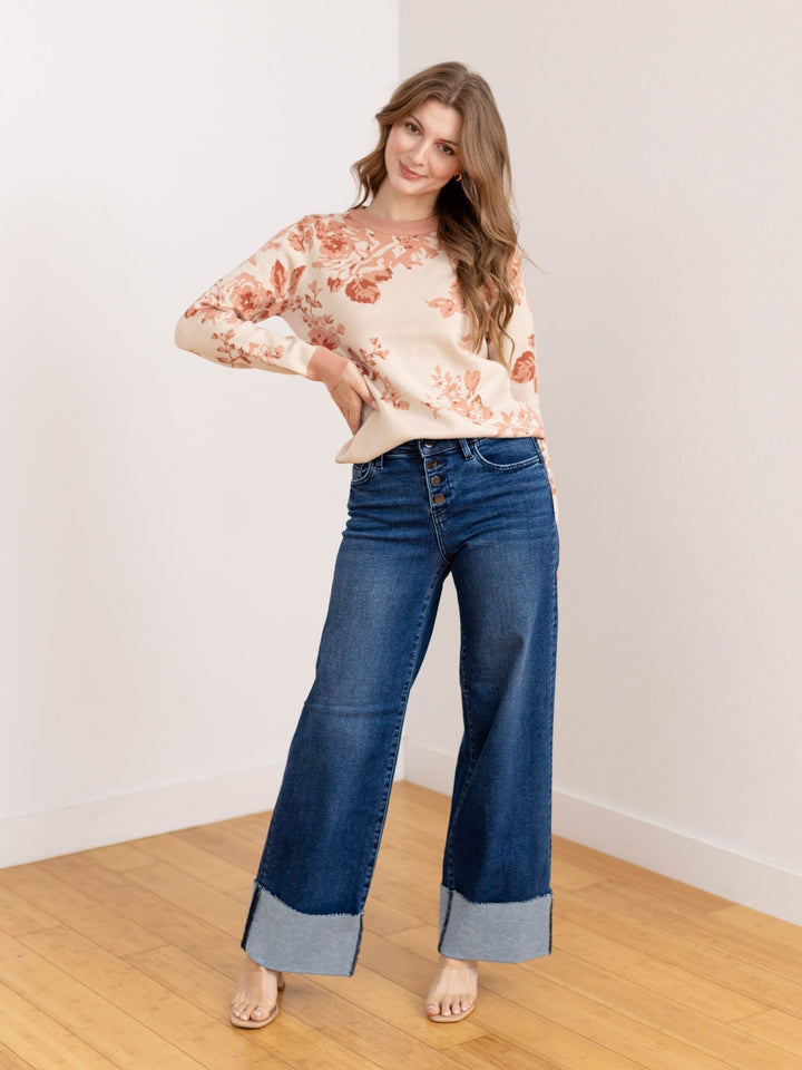 Jeans scuri donna a vita alta, taglio gamba larga. Abbigliamento casual alla moda, vestibilità comoda per ogni giorno.