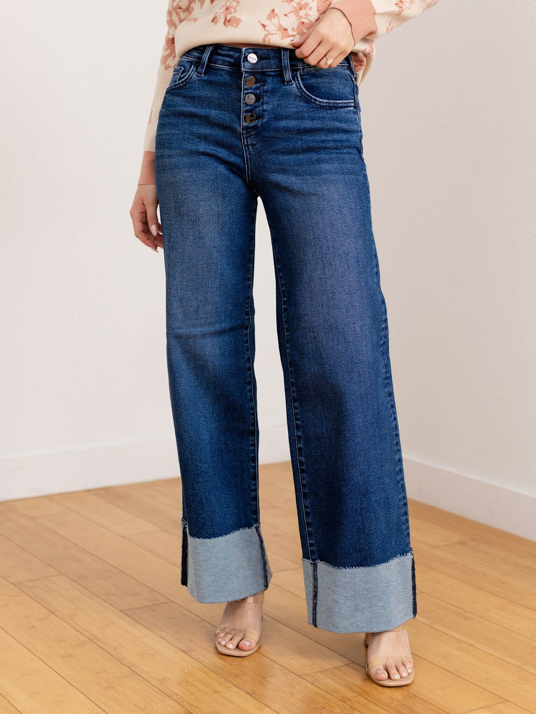 Jeans donna a vita alta, gamba larga, scuri, con bottoni. Perfetti per un look casual e alla moda.