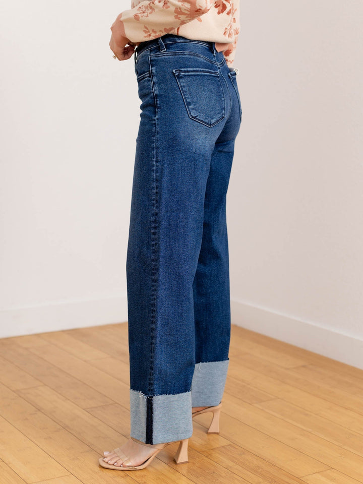 Pantaloni jeans donna a vita alta con orlo risvoltato, gamba larga. Ideali per vestibilità comoda e stile versatile.