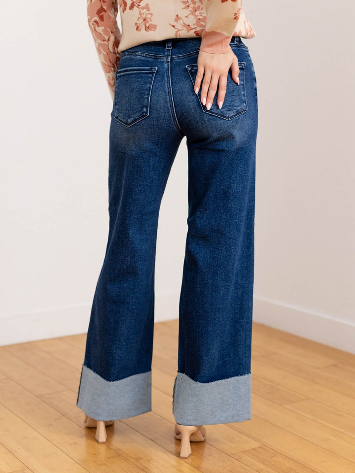 Jeans donna a vita alta con bottoni e gamba larga. Stile moda versatile per un look casual ed elegante.