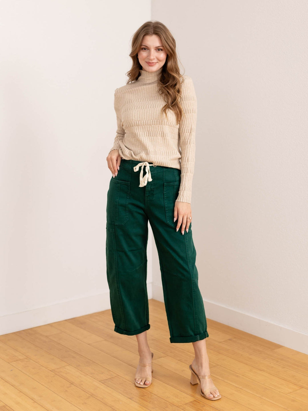 Pantaloni cargo donna verde cacciatore a vita alta, gamba barrel con orlo risvoltato. Stile casual autunno.