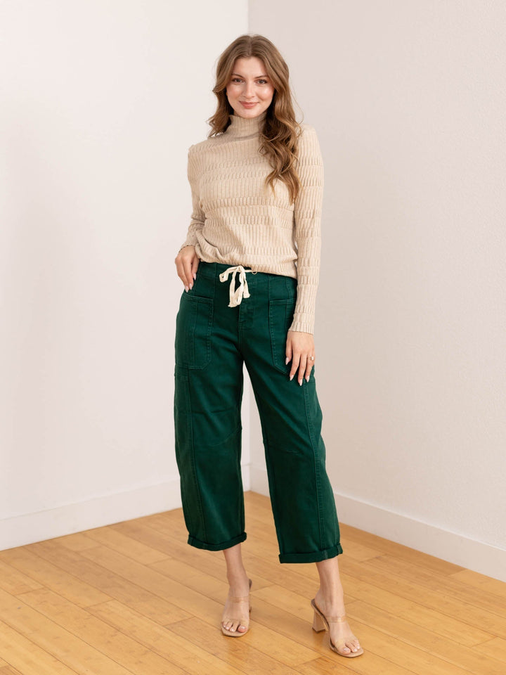 Pantaloni cargo donna verde cacciatore a vita alta, gamba barrel con orlo risvoltato. Stile casual autunno.