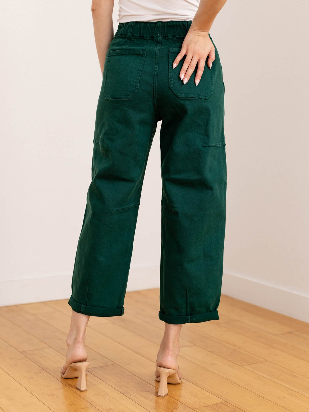 Pantaloni cargo donna a vita alta con gamba barrel, ideali per look casual e streetwear con comfort quotidiano.
