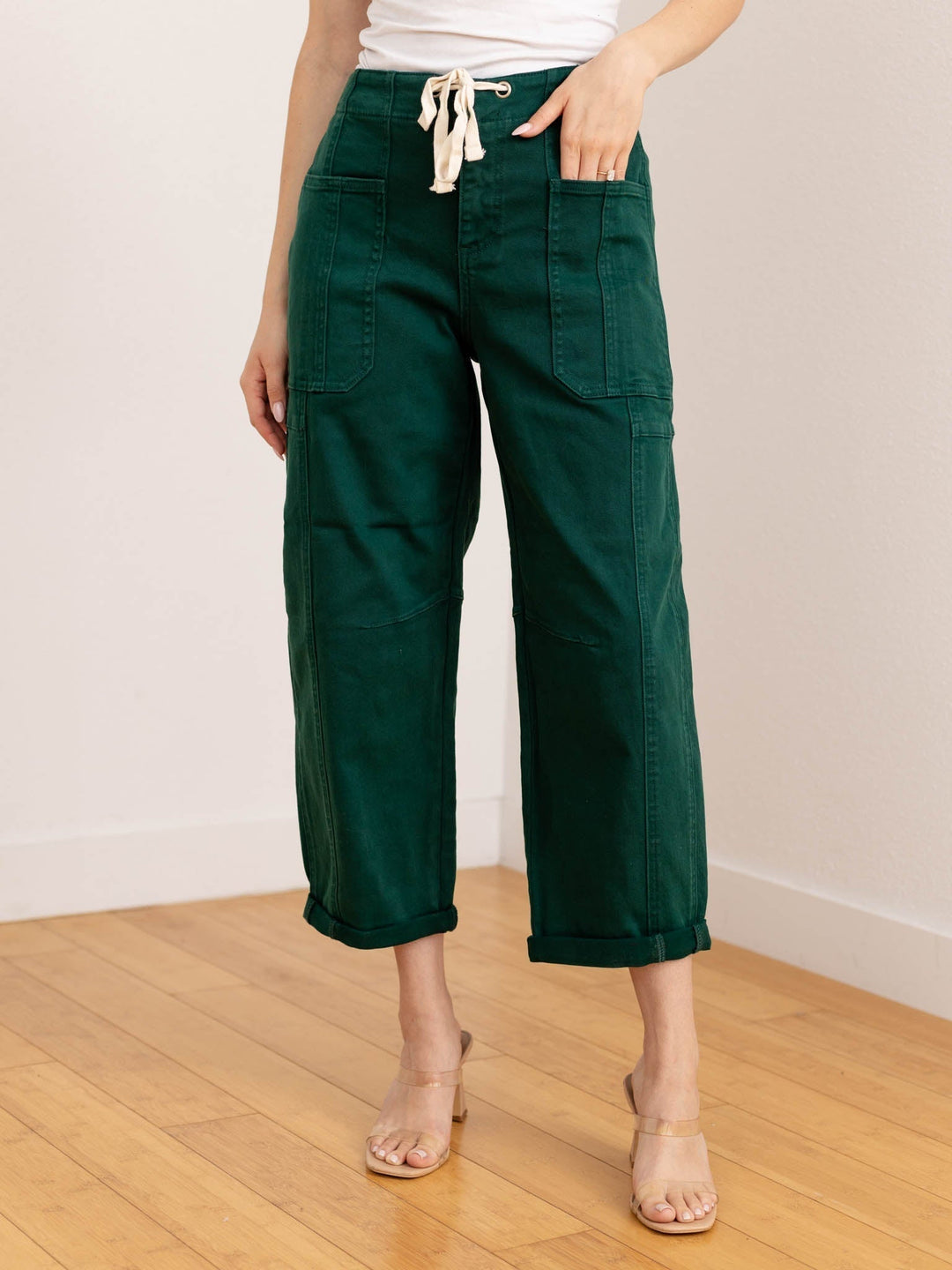 Pantaloni cargo donna verde cacciatore a vita alta con gamba barrel, stile casual per abbigliamento autunno streetwear.